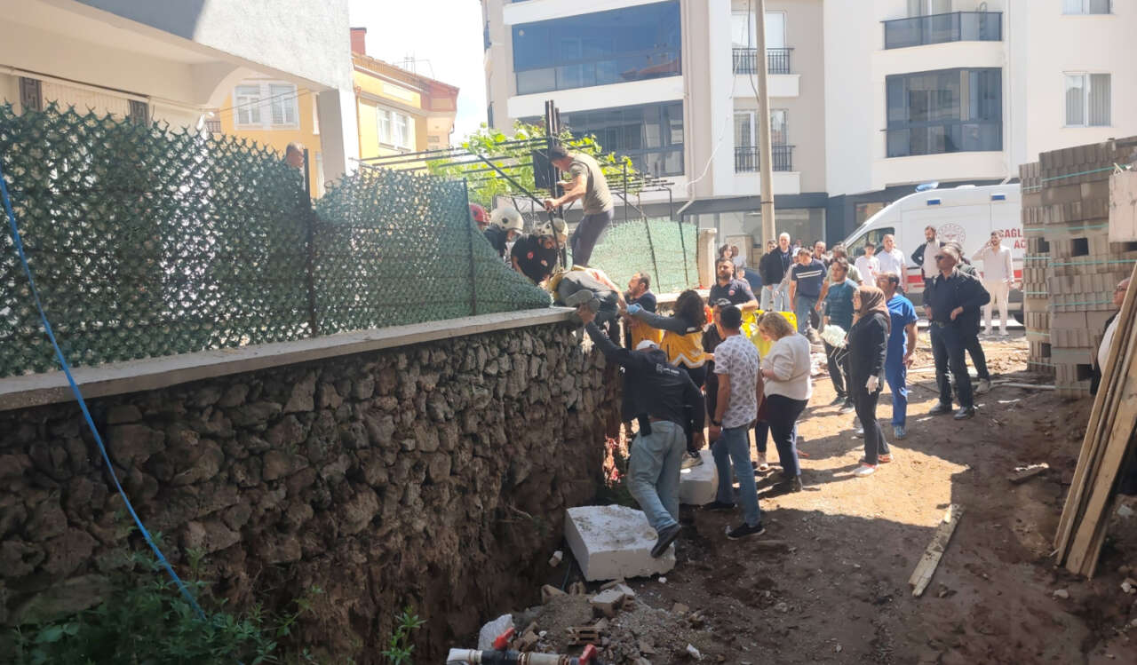 İnşaattan düşen işçinin sırtına demir saplandı! Durumu ağır 3